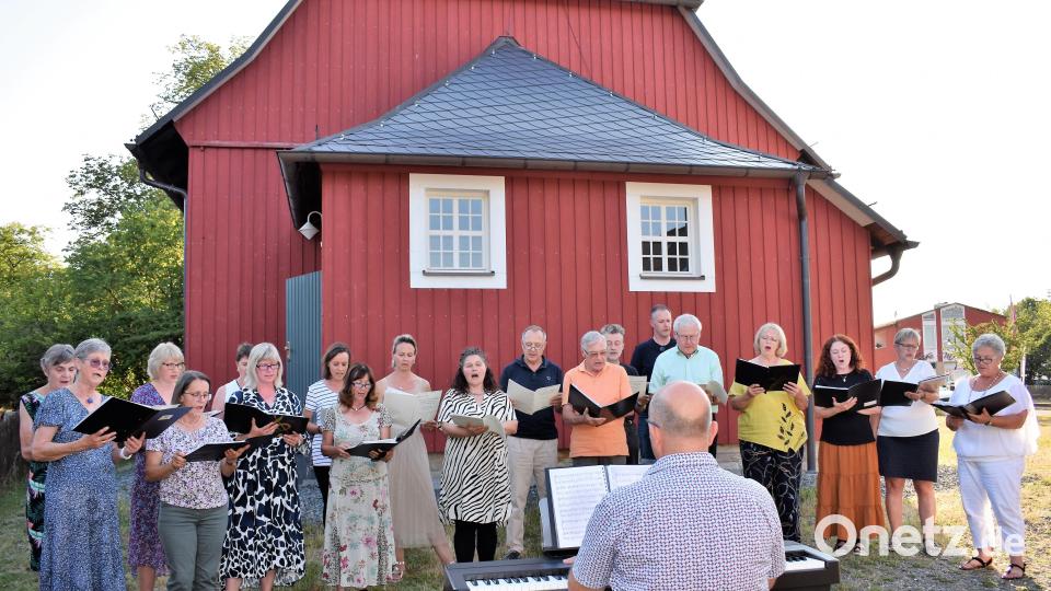 Der Chor &quot;New Voices&quot; sang beim Weinabend hinter der Michaelskirche. Bild: rgr