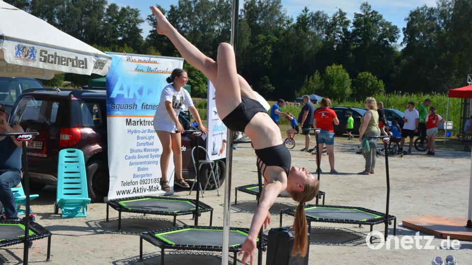 Akrobatik an der Stange (Pool-Dance) fand viel Aufmerksamkeit. Bild: jr