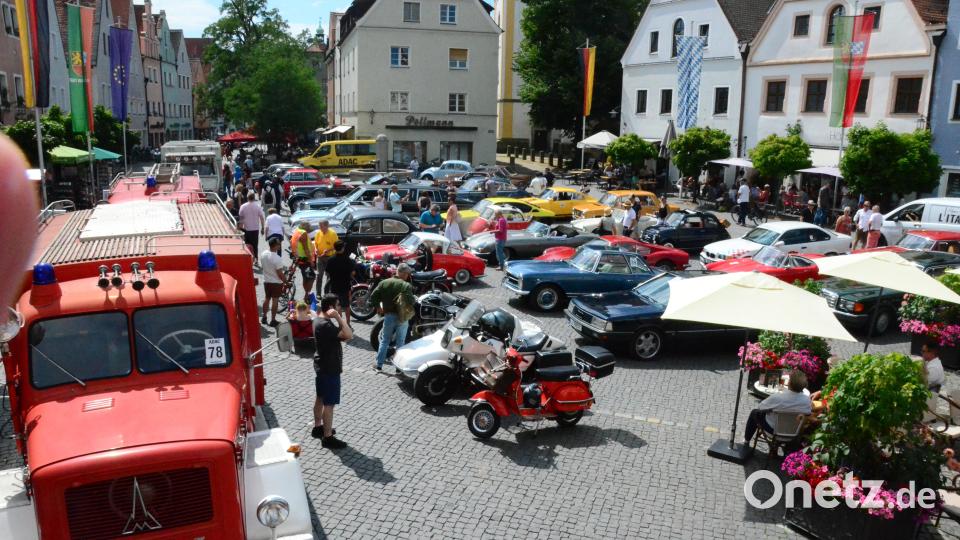 Bei der 35. Oldtimerausfahrt des AMC im ADAC sind die Fahrzeuge in der Weidener Innenstadt zu bestaunen. Bild: Kunz