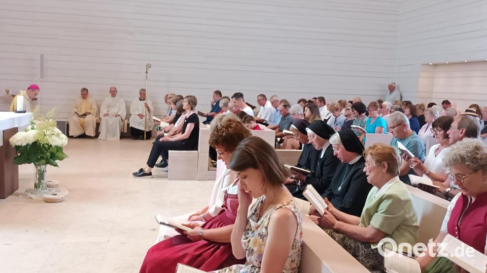 Viele Gläubige feien den Gottesdienst mit. Bild: Katrin Oppitz/exb
