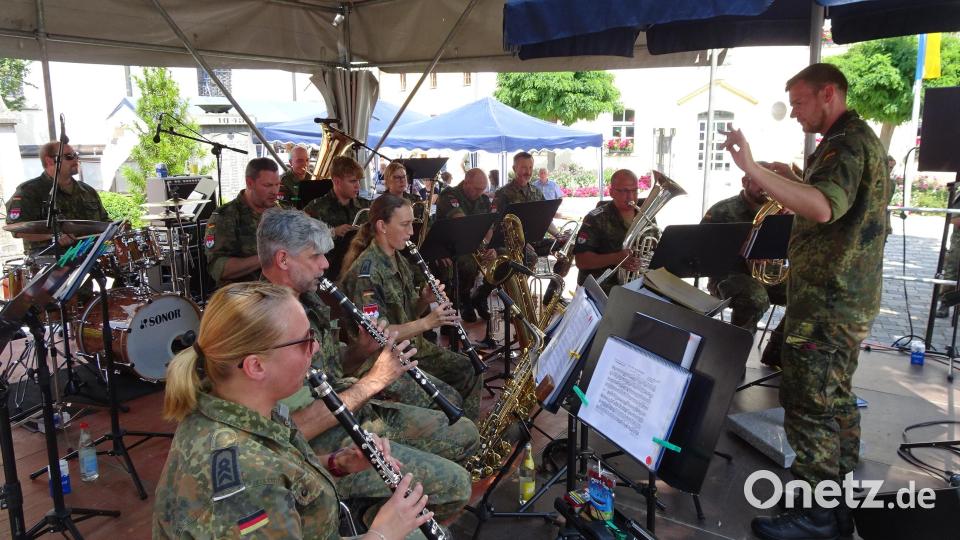 Mit 18 Musikanten ist das Heeresmusikkorps aus Veitshöchheim angereist. Bild: hm