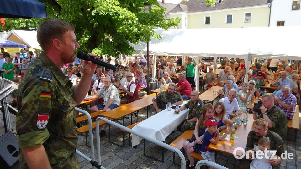 Das Heeresmusikkorps aus Veitshöchheim unterhält die Besucher am Bürgerfest. Bild: hm