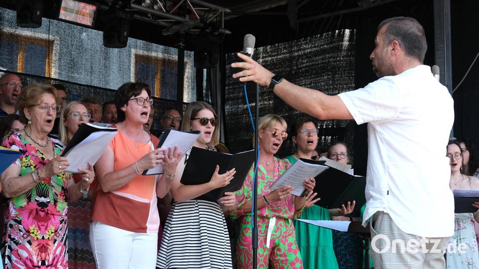 Der Bürgerfestchor unter der Leitung von Christian Lehnerer (rechts) gestaltete den ökumenischen Gottesdienst im Rahmen des Schwandorfer Bürgerfestes. Bild: Hirsch