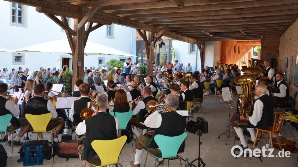 60 Blasmusiker brachten sich am Samstagabend ins Programm der Serenade im Schafferhof ein. Bild: jr