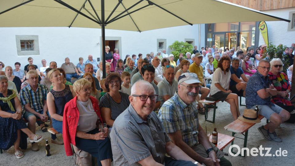 Zahlreiche Besucher verfolgten die Serenade im Schafferhof. Bild: jr