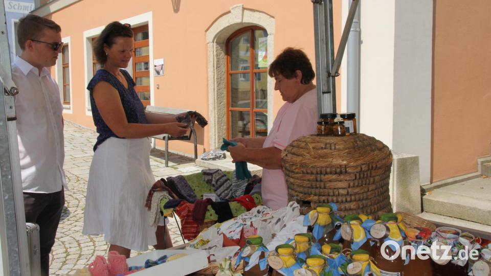 Bei Temperaturen über 30 Gard verkauft Annemarie Hubatsch ihre selbstgestrickten Wollsocken. Bild: frd