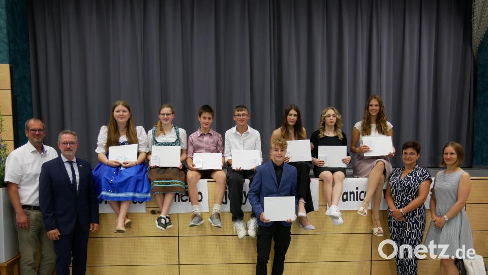 Sieben Schüler der Realschule Vohenstrauß (oben, sitzend) und Robin Baumgärtner (vorne, Mitte) von der Realschule im Stiftland konnten ihre Zertifikate in Empfang nehmen. Mit im Bild (stehend, von links) die Schulleiter Kilian Graber (VOH) und Stephan Drexler (RS im Stiftland) sowie die beiden Tschechisch-Lehrerinnen (rechts, stehend). Bild: hmr