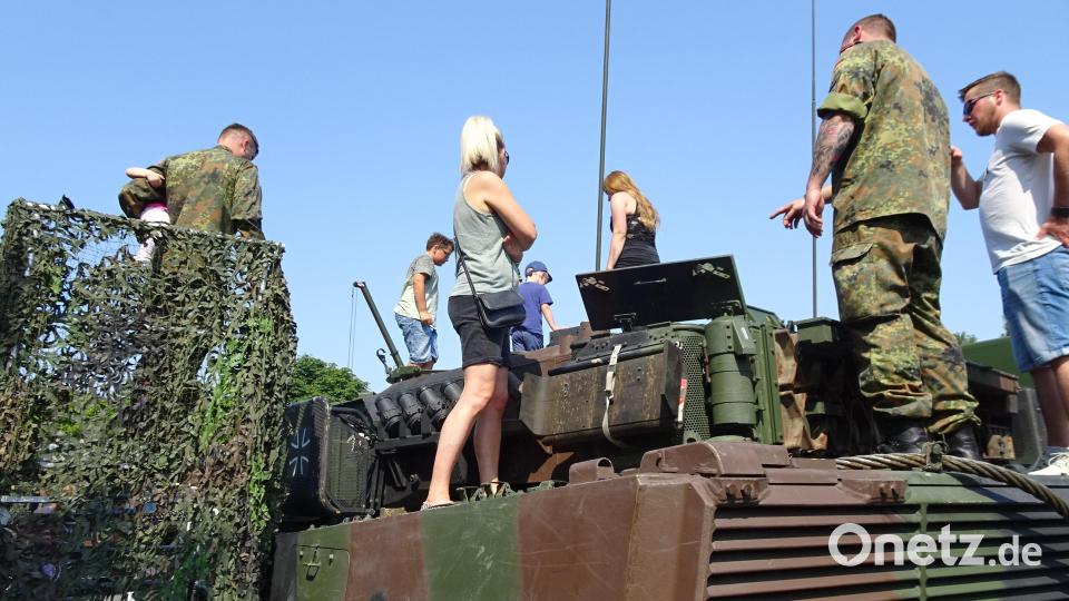 Besucher erkunden einen Panzer. Bild: hm