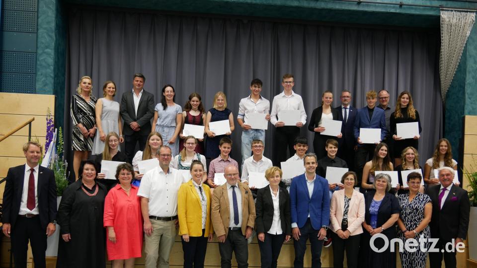 Insgesamt 18 Schülerinnen und Schüler von sechs Realschulen und dem Gymnasium in Cham wurden mit Zertifikaten für das erreichte Sprachniveau A 1 bzw. A 2 in Tschechisch ausgezeichnet. Mit im Bild die jeweiligen Schulleiter und Tschechisch-Lehrer sowie vorne Lucie Klárová-Memminger (Fünfte von links), Mathilde Eichhammer (Siebte von links), Dr. Christine Modesto und Konsul Lukás Opatrný (Vierte und Fünfter von rechts). Bild: hmr