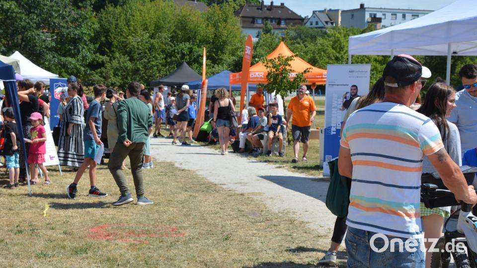 Trotz sengender Hitze war im Auenpark viel los. Bild: jr