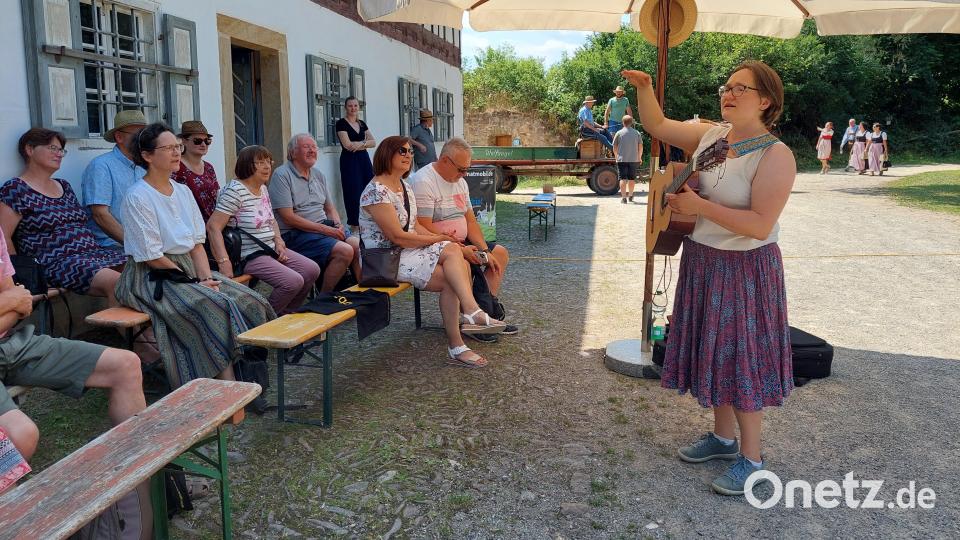 Die Oberpfälzer Volksmusikpflegerin Simone Lautenschlager animiert ihre Zuhörer zum Mitsingen. Bild: jua