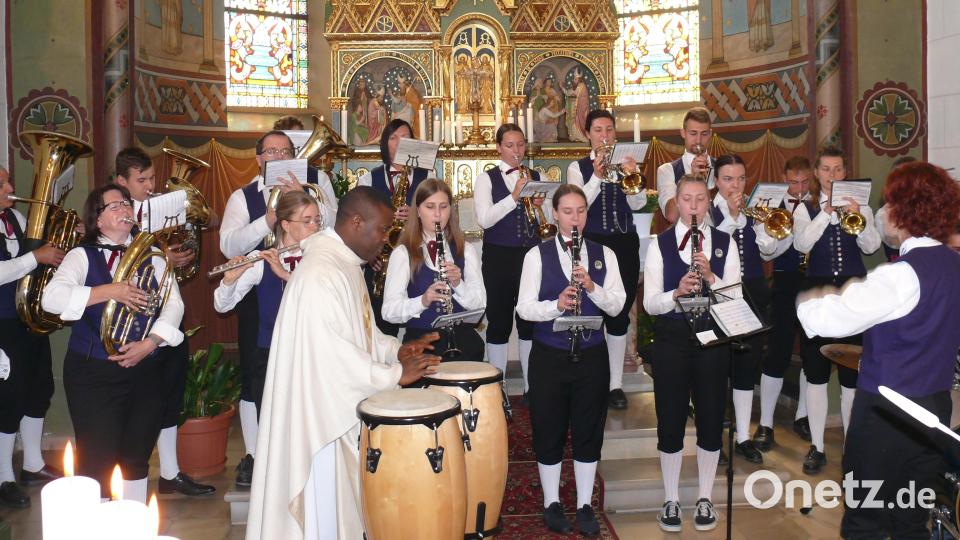 Pater Emmanuel begleitete die Blaskapelle Auerbachtal beim Festgottesdienst auf Bongo-Trommeln. Bild: ga