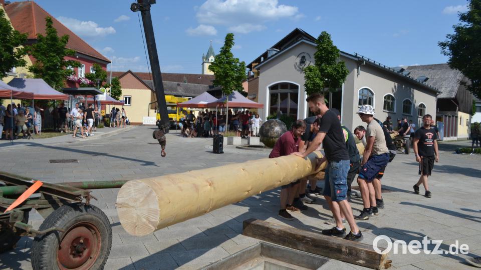 Unter der Regie von Jakob Schwab aus Luhe begann das Aufstellen zunächst mit dem Abladen des Baumes. Bild: kki