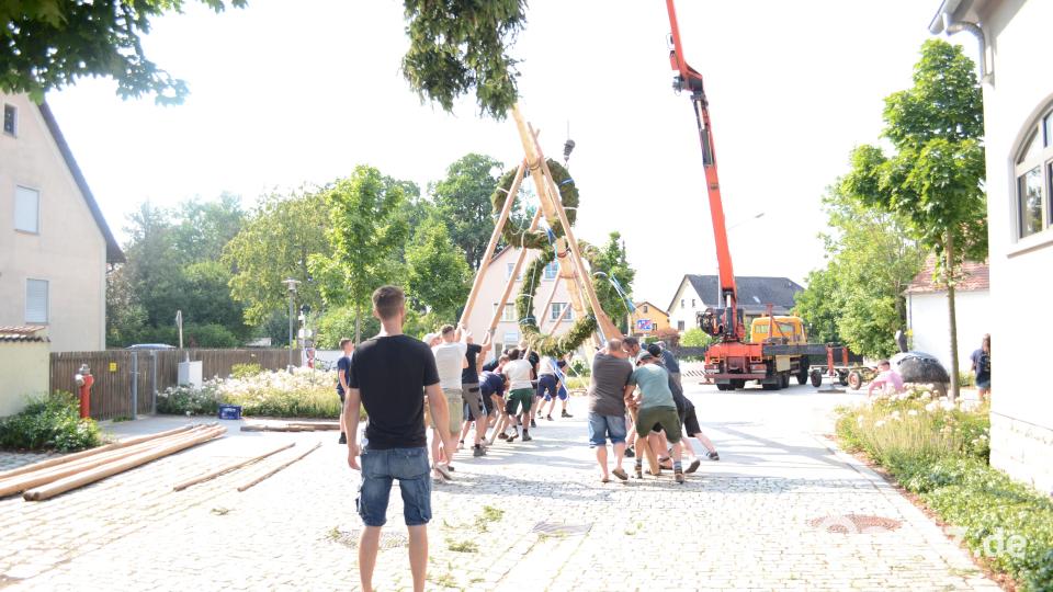 "Regieseurr" Jakob Schwab prüfte immer wieder von allen Seiten, damit alle Schwalben richtig sitzen. Bild: kki