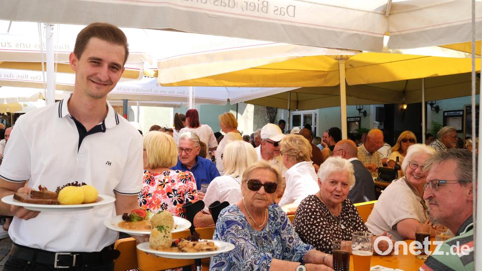 Am Bürgerfest beteiligten sich auch die Gaststätten der Innenstadt, die am Sonntag einen Mittagstisch anboten. Bild: Hirsch