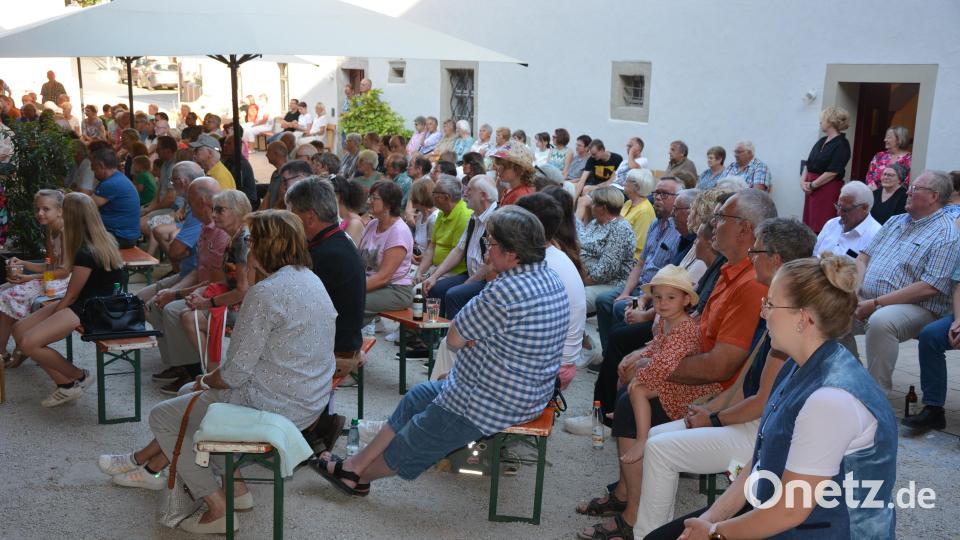 Zahlreiche Besucher verfolgten die Serenade im Schafferhof. Bild: jr