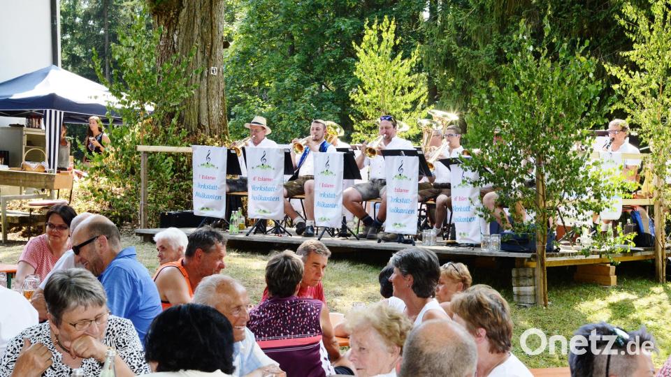 Die &quot;Eslarner Werkstattmusikanten&quot; spielen am Nachmittag vor der Ulrichskirche zur Unterhaltung auf. Bild: bey