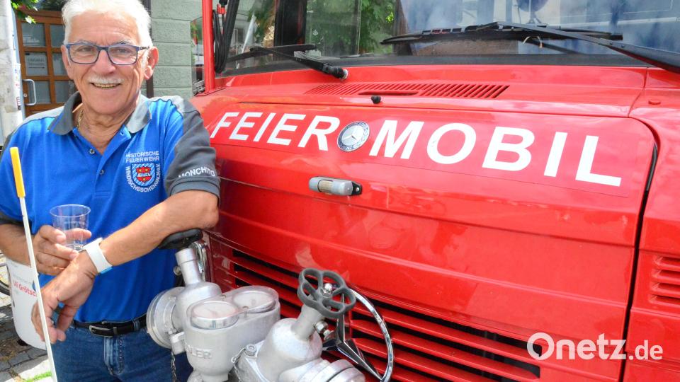 Sektempfang am Feier-Mobil. Bild: Kunz