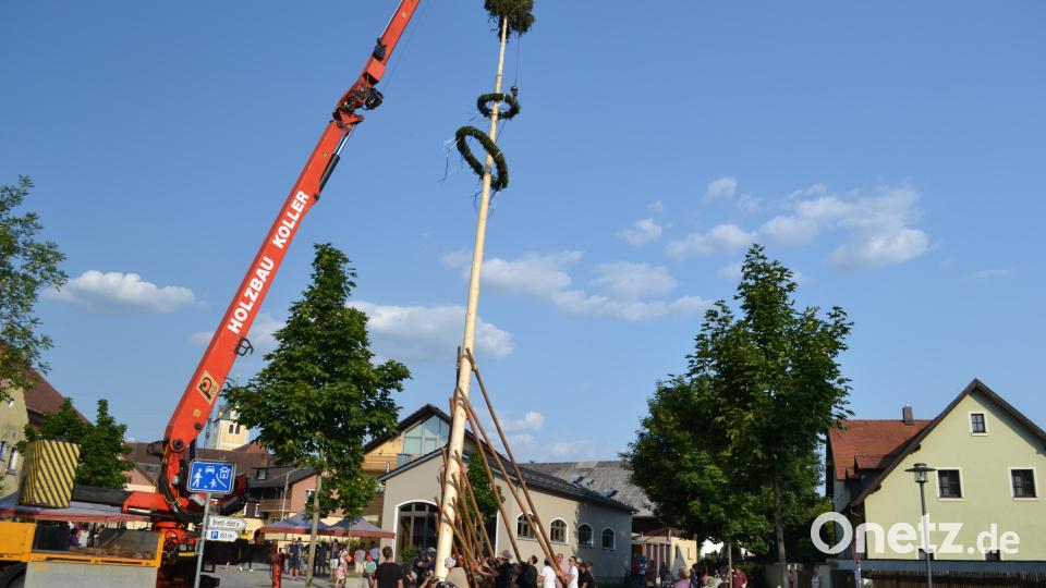 Kurz vor 19 Uhr stand der Kirwabaum, der durch einen Kran gut gesicher war, endlich senkrecht. Bild: kki