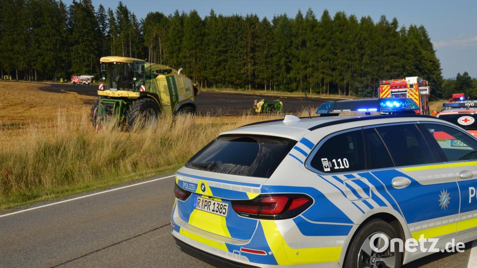 Auf einem Feld zwischen Braunetsrieth und Lohma brannten rund 4500 Quadratmeter ab. Hoher Sachschaden am Häcksler. Bild: dob