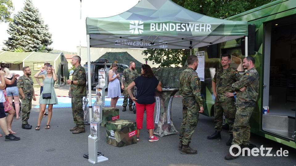 An einem Infostand informieren sich Besucher über die Bundeswehr und kommen mit den Soldaten der Oberpfalzkaserne ins Gespräch. Bild: hm
