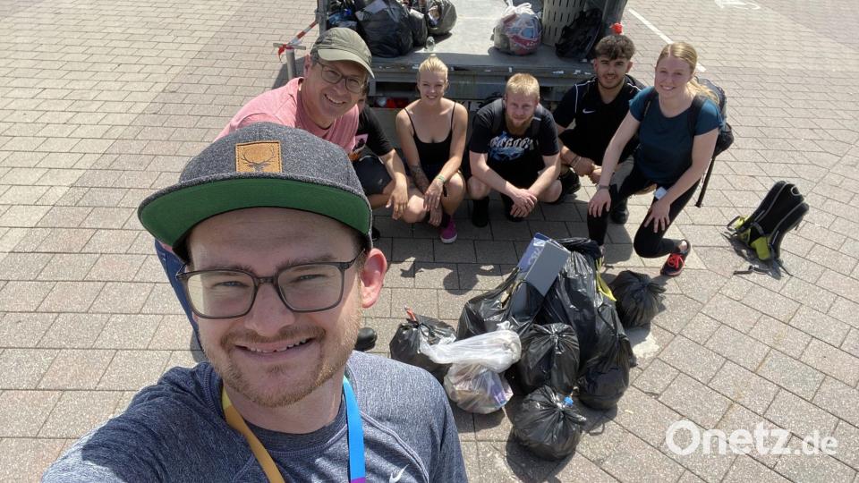 Ein Selfie nach getaner Arbeit. Siemens-Mitarbeitende sammelten säckeweise Unrat und Müll. Bild: Siemens/Adrian Zimmermann/exb