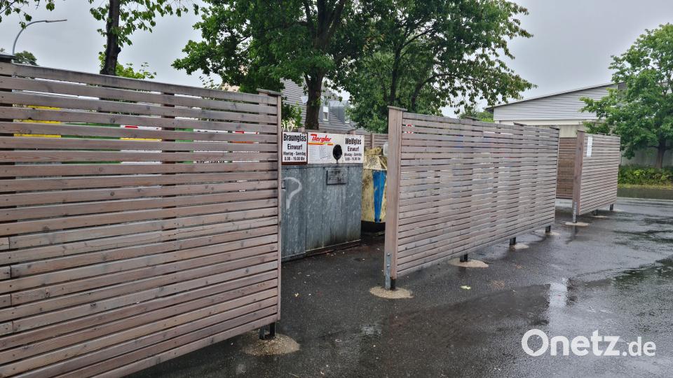 Durch die Einfriedung sind die Container optisch schön versteckt - Doch dadurch kann auch Hausmüll unbeobachtet abgeladen werden. Bild: sne