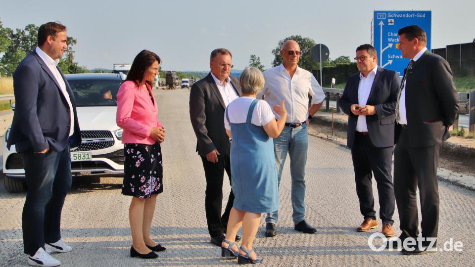 Über die Fahrbahnerneuerung auf der Autobahn A93 bei Schwandorf diskutierten vor auf der Baustelle (von rechts) Landrat Thomas Ebeling, der Wackersdorfer Bürgermeister Thomas Falter, von der Autobahn GmbH des Bundes Thomas Boehr und Reinhard Pirner, Marion Juniec-Möller für die Stadt Schwandorf, die Bundestagsabgeordnete Martina Englhardt-Kopf und Christian Meßmann für die Gemeinde Steinberg am See. Bild: Thomas Dobler
