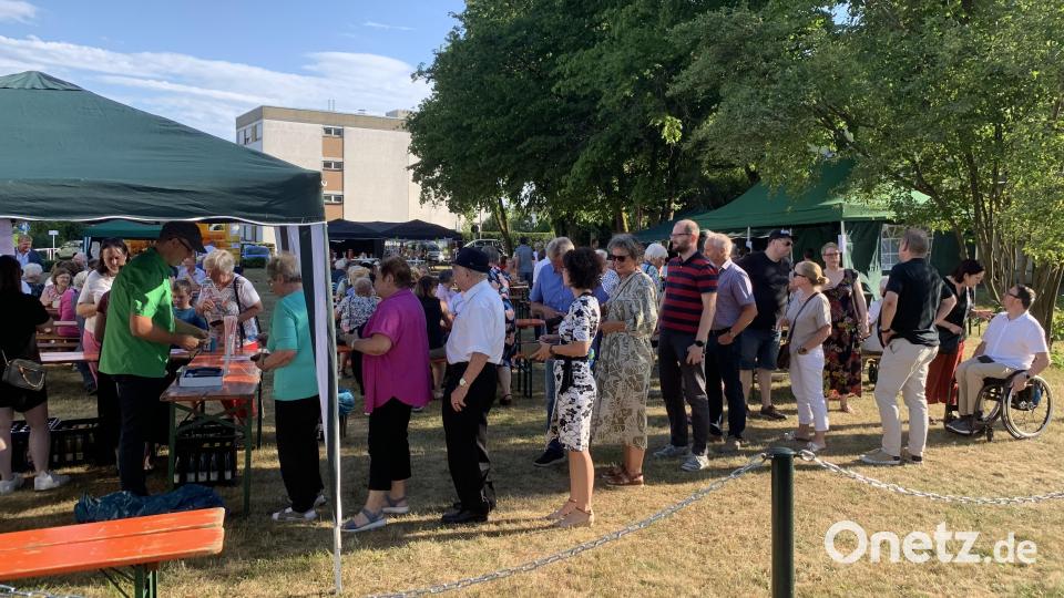 Anstehen für eine Pizza. Gut besucht war das Fest der katholischen Pfarrei. Bild: adj
