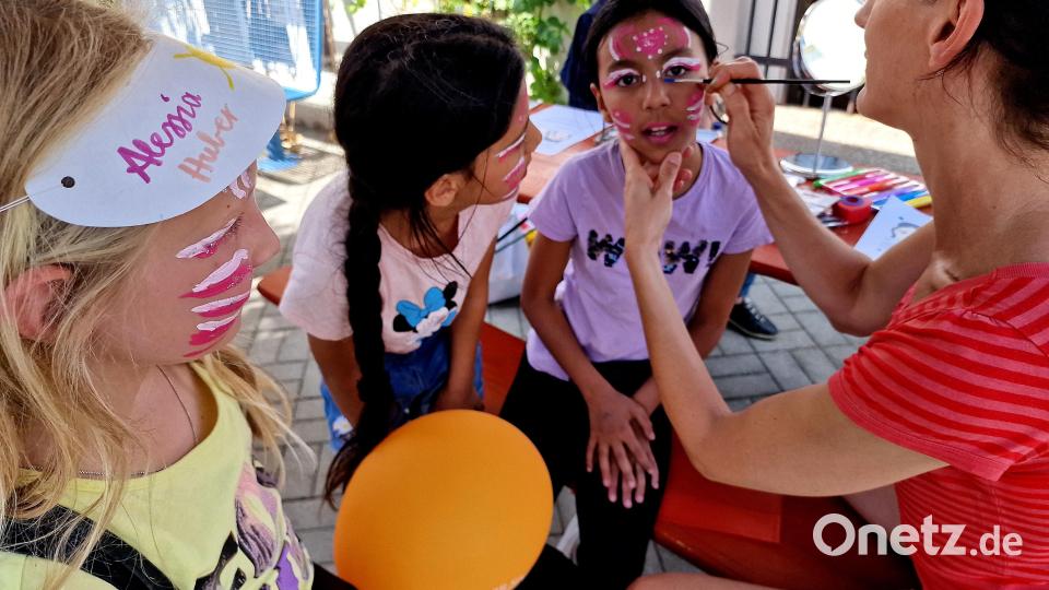 Kinder lassen sich beim Pfarrfest schminken und beteiligen sich an zahlreichen weiteren Spielen. Bild: R. Kreuzer