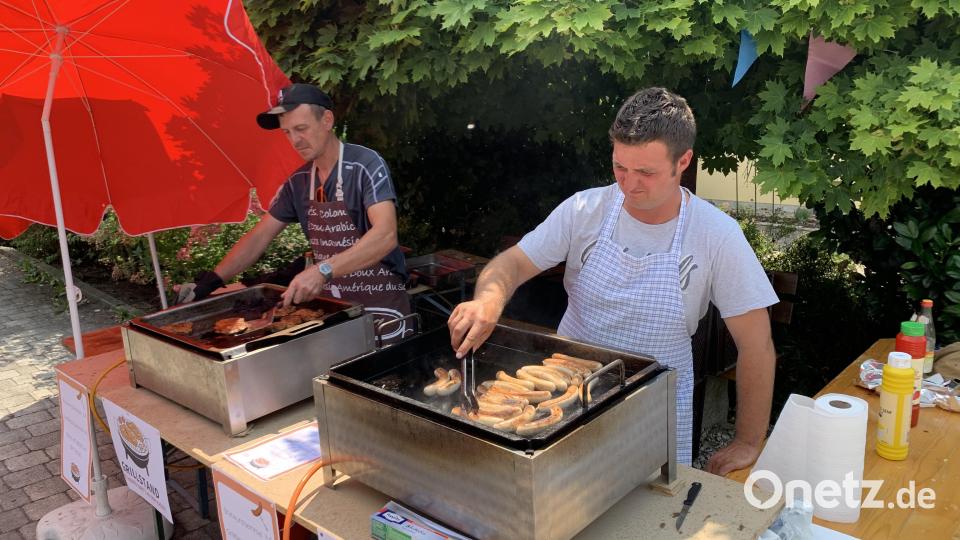 Der Grillstand ist bei über 30 Grad eine besonders heiße Angelegenheit. Bild: tok
