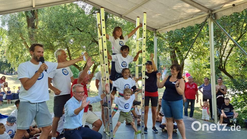 So manch junge Weidener wachsen beim Kinderbürgerfest über sich hinaus und entdecken ungeahnte Kräfte. So etwa hier bei der Aktion „Kinder stark machen“ der Bundeszentrale für gesundheitliche Aufklärung in Kooperation mit dem Gesundheitsamt Weiden-Neustadt. Bild: Ewald Zenger / exb