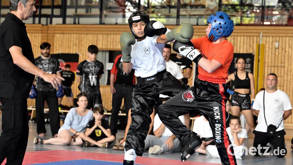 Mouris Larzki (links) von den United Skorpion Fighters Amberg kämpfte gegen Leo Eder (rechts) von der All Style Academy Gack. Bild: Hubert Ziegler