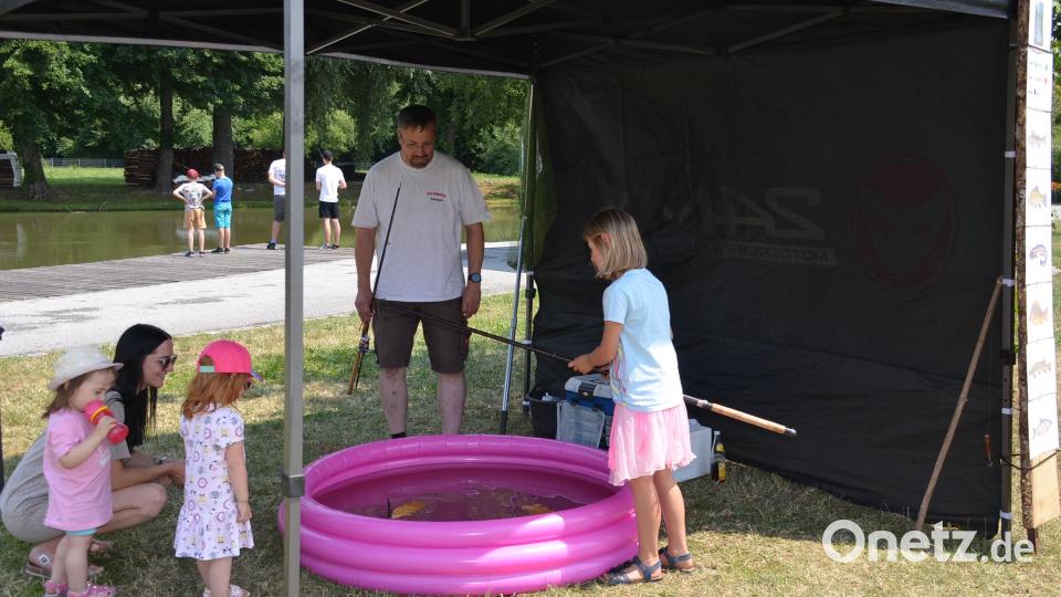 Am Kinderpool konnten die jungen Besucher mit Haken und Magnet-Ruten nach "Fischen" angeln. Bild: ak