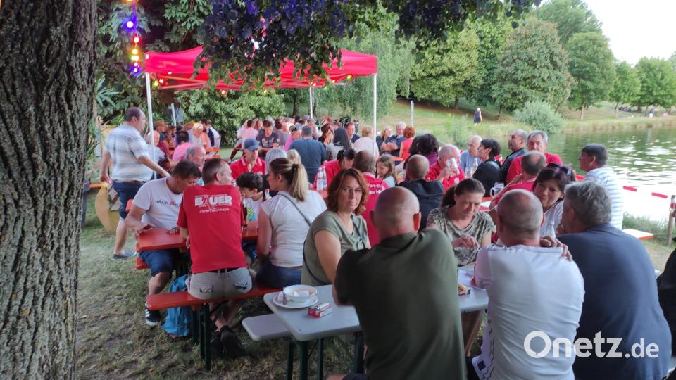 Das romantische Sommernachtsfest „Beiernand am Weiherrand“ am Badeweiher in Tröbes war für die Moosbacher Blau-Weiß-Kegler ein großer Erfolg. Bild: gi