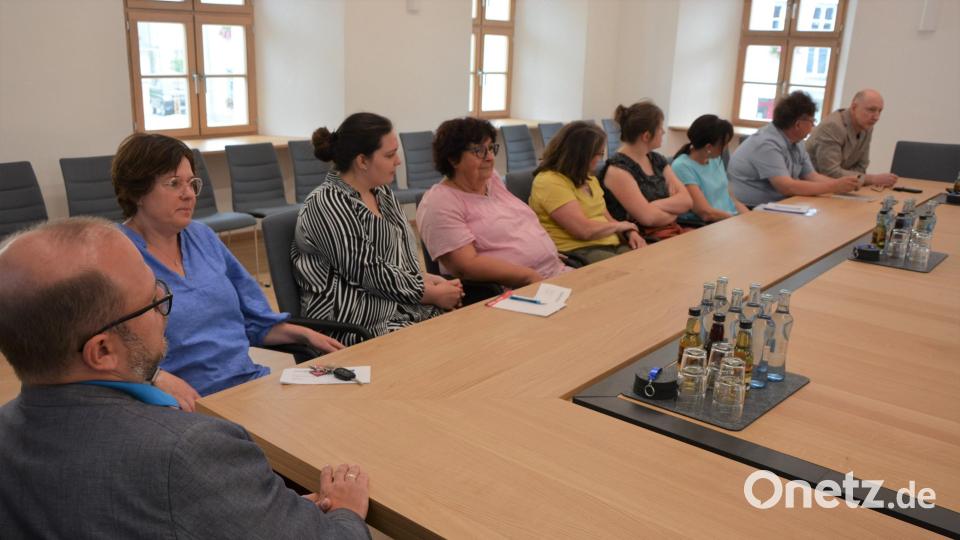 Zu einem Runden Tisch waren die Kooperationspartner und mögliche neue Partner ins Rathaus Mitterteich eingeladen. Thema war „Inklusion – Arbeit und berufliche Bildung“. Bild: jr