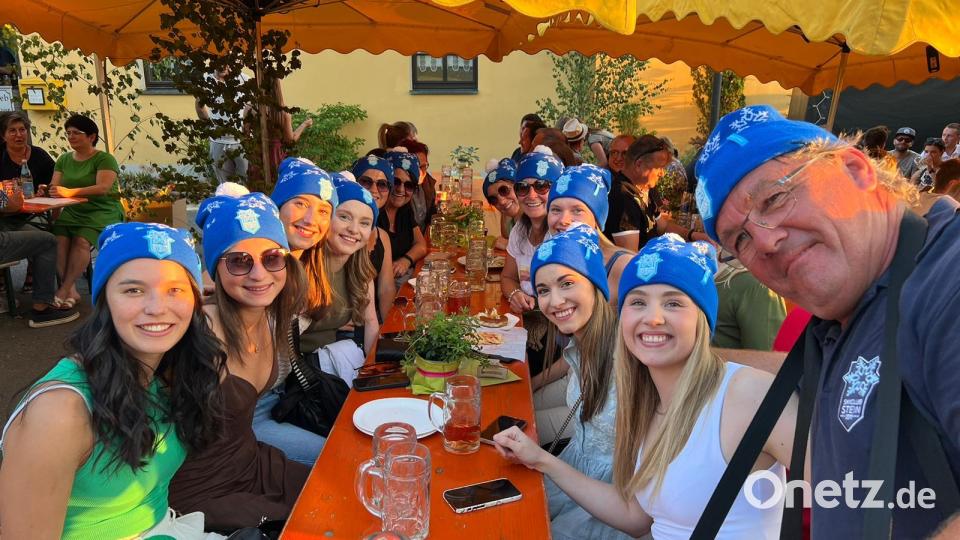 Das gibt’s doch nicht: Skimützen bei 32 Grad. Der umtriebige Ski-Club-Vorsitzende Gerhard Bauer (rechts) animierte die Gäste. Bild: kro