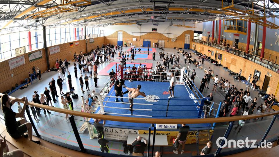Voll war die Amberger TRIMAX-Halle bei den Süddeutschen Meisterschaften im Kickboxen. Bild: Hubert Ziegler
