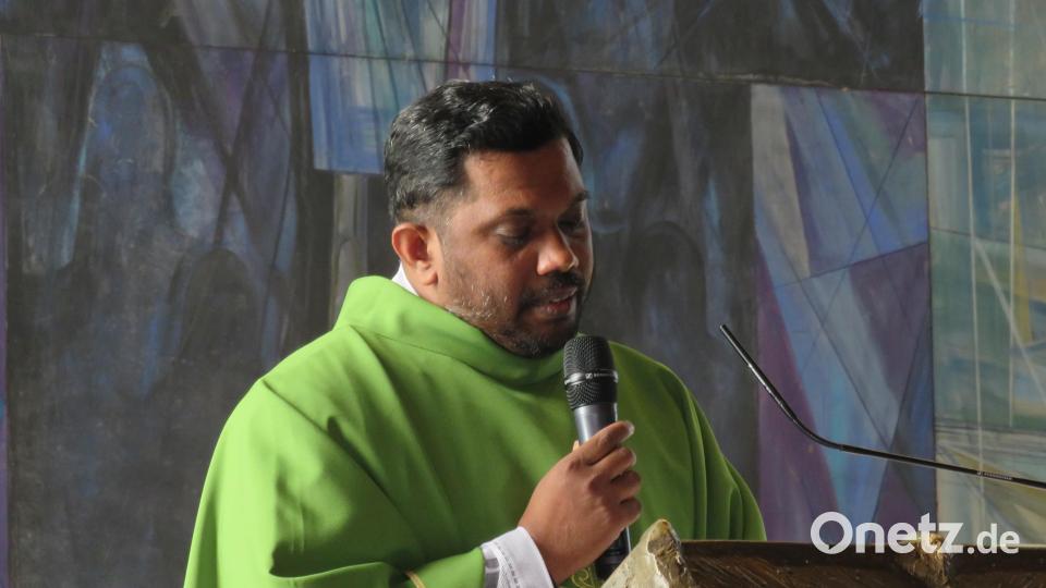 Pfarrvikar Thomas Kutty Samuel dankt für die schöne Zeit. Bild: adj