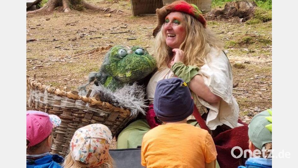 Als „Pimpernella Pumpelsack“ stattete Petra Wurdack dem Waldkindergarten einen Besuch ab. Bild: Waldkindergarten &quot;Die Goldbacher Wurzelzwerge&quot;/exb
