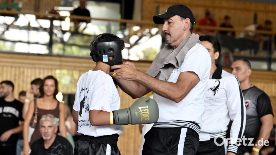 Trainer Nino Lourzki (rechts) von den United Skorpion Fighters Amberg Bild: Hubert Ziegler