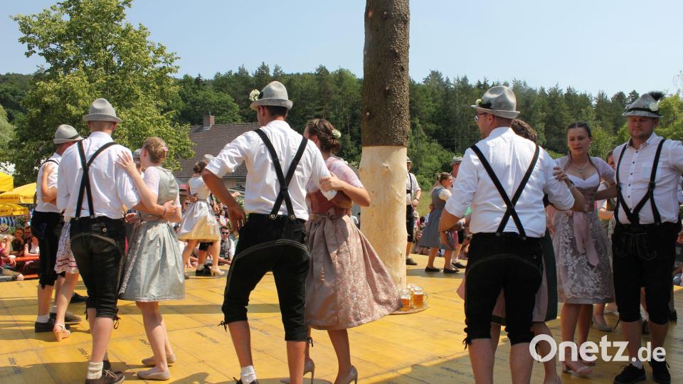 Die Utzenhofener Kirwapaare beim Baumaustanzen. Bild: aun