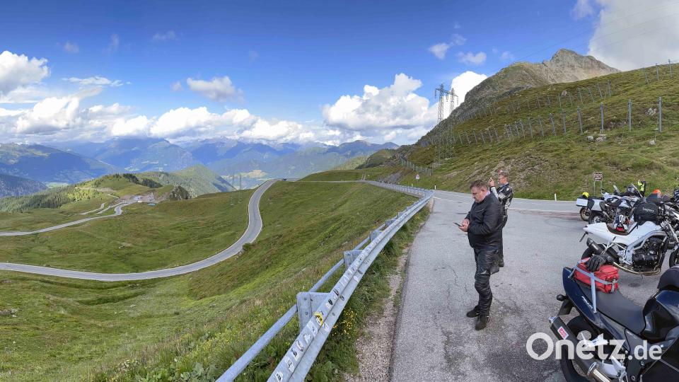 Die „Motorradfreunde Nervenkitzel“ der Siedlergemeinschaft Floß machten sich am Donnerstag am „Siedlerhaisl“ im Ortssteil Ziegelhütte auf dem Weg zu ihrer diesjährigen Tour unter dem Motto „Pässe pur“, die sie dieses Mal nach Südtirol führte. Bild: lst/exb