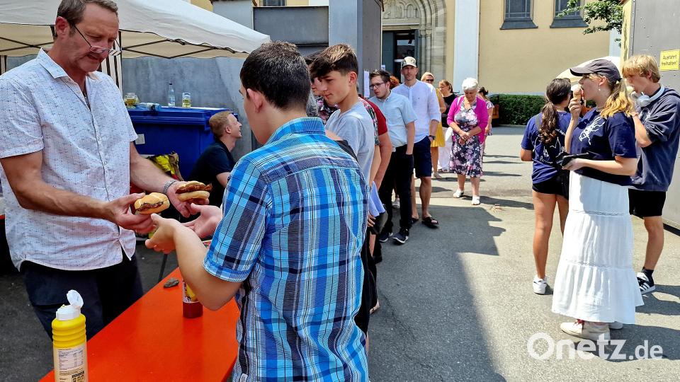 Beim Pfarrfest stehen die Menschen zur Mittagszeit an der Essensausgabe an. Bild: R. Kreuzer