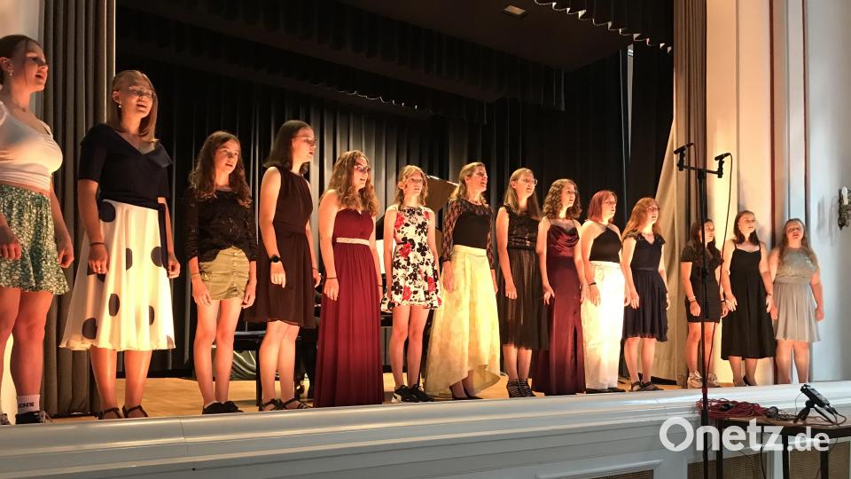 Gesangslehrerin Julia Rempe und ihre Schülerinnen waren die Stars der Herzen beim romantischen Konzert der Decker-Schulen. Bild: mma