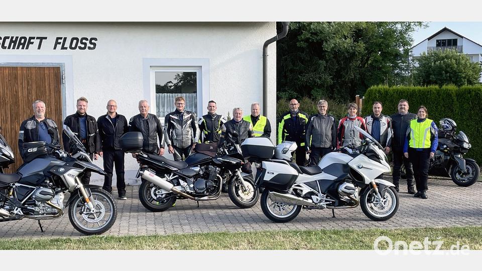 Die „Motorradfreunde Nervenkitzel“ der Siedlergemeinschaft Floß machten sich am Donnerstag am „Siedlerhaisl“ im Ortssteil Ziegelhütte auf dem Weg zu ihrer diesjährigen Tour unter dem Motto „Pässe pur“, die sie dieses Mal nach Südtirol führte. Bild: lst/exb