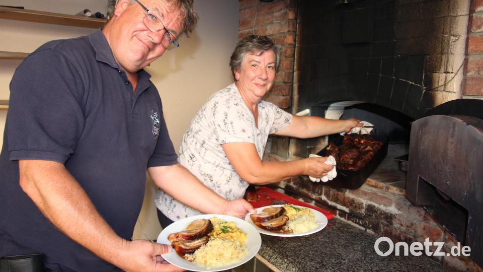 Wirtin Brunhilde Beer und SCS-Vorsitzender Gerhard Bauer mit einem Spanferkelbraten vor dem Holzbackofen. Bild: kro
