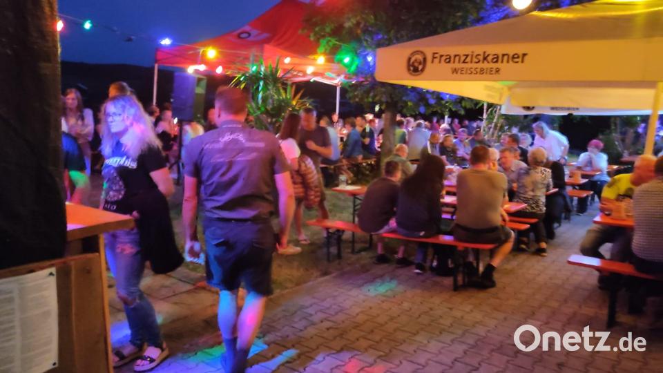 Das romantische Sommernachtsfest „Beiernand am Weiherrand“ am Badeweiher in Tröbes war für die Blau-Weiß-Kegler Moosbach ein großer Erfolg. Bild: gi