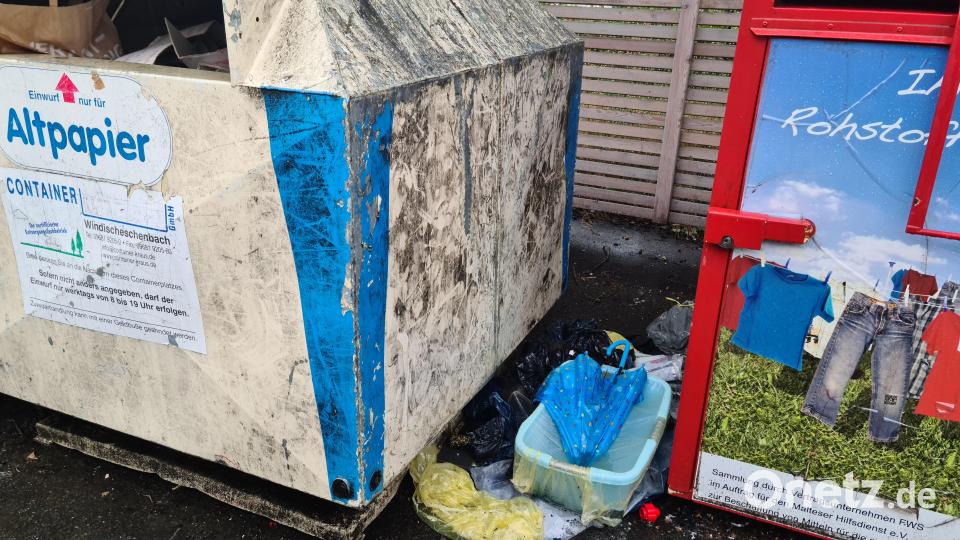 Alte Wannen und Regenschirme haben an den Recycling-Containern nichts verloren. Bild: sne