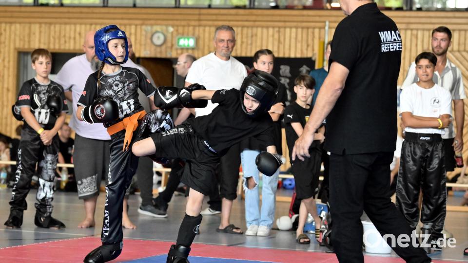 Adam Agotai (rechts) vom TC Amberg Kickboxclub kämpfte gegen Kacper Bacynski (links) von der Kampfsportschule Müller. Bild: Hubert Ziegler